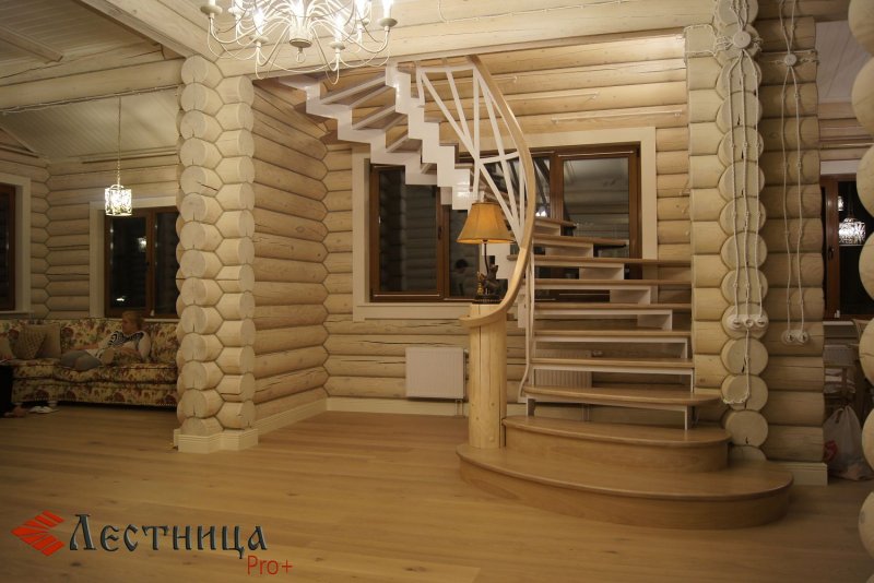 Лестница с оцилиндрованного бревна