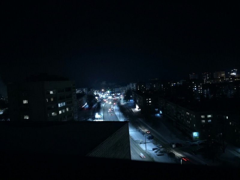 Парень на крыше ночью