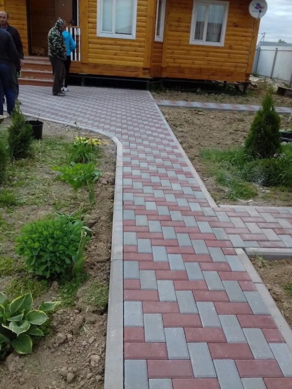 Укладка плитки во дворе