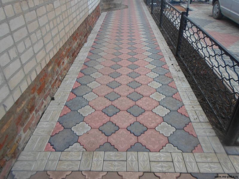 Красивая тротуарная плитка во дворе
