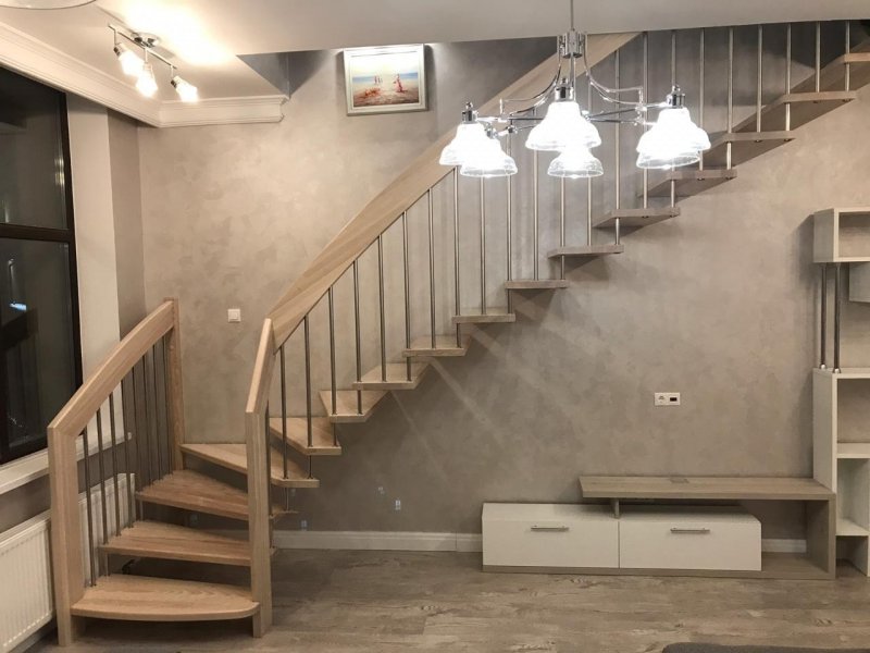 Лестница на косоурах тетивах и больцах