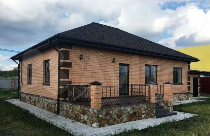 Одноэтажный кирпичный коттедж