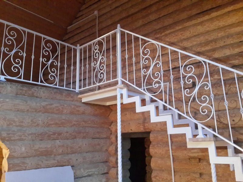 Железные перила для лестницы в частном доме