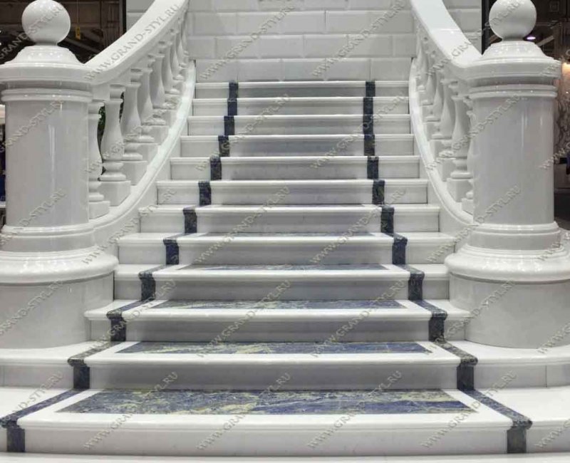 Белая мраморная лестница