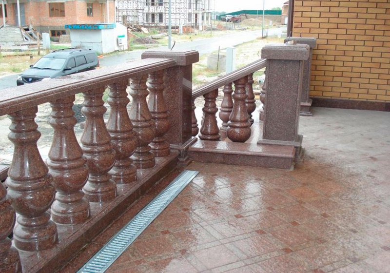 Гранитные лестницы с балясинами