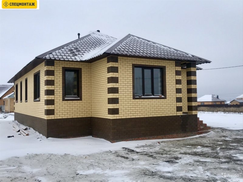 Фасад одноэтажного дома из кирпича