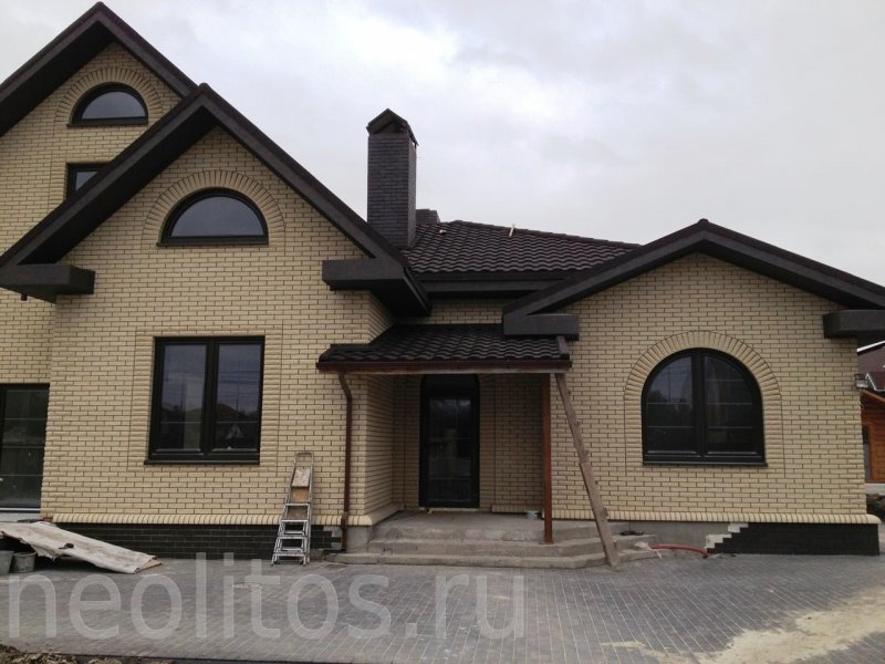Фасад дома из кирпича слоновая кость