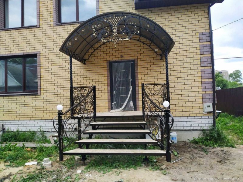 Крыльцо для частного дома с навесом из металла
