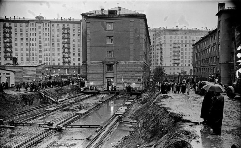 Перемещение домов в Москве на Тверской