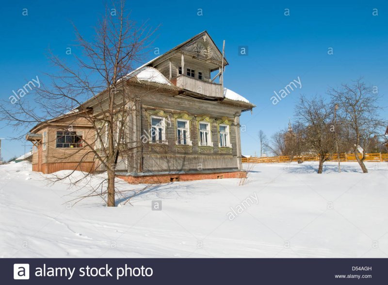 Старый деревянный дом с мезонином