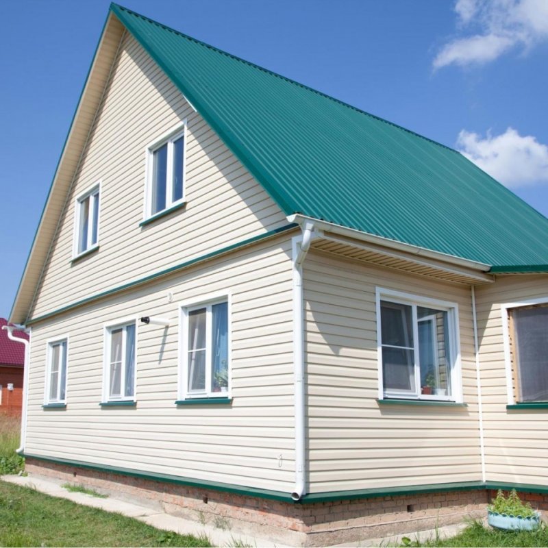 Сайдинг с зеленой крышей