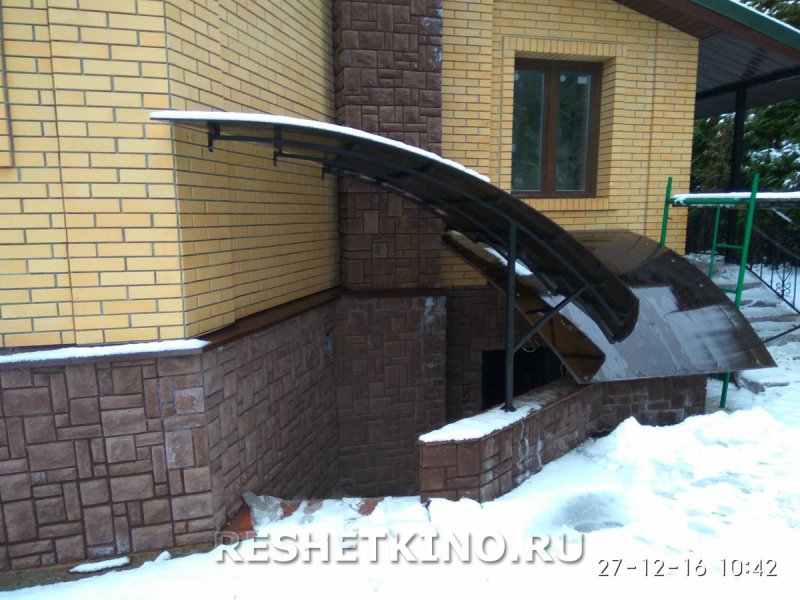 Козырёк над крыльцом в подвал