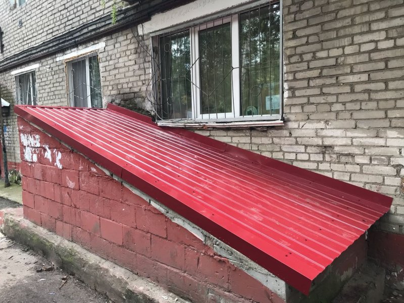 Козырек из профлиста над подвалом