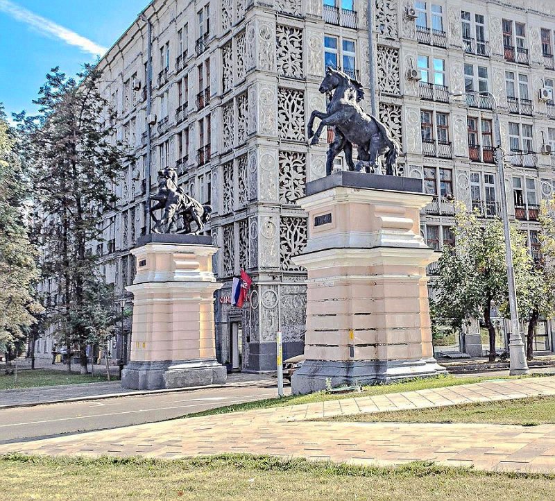 Ажурный дом на Ленинградском проспекте в Москве