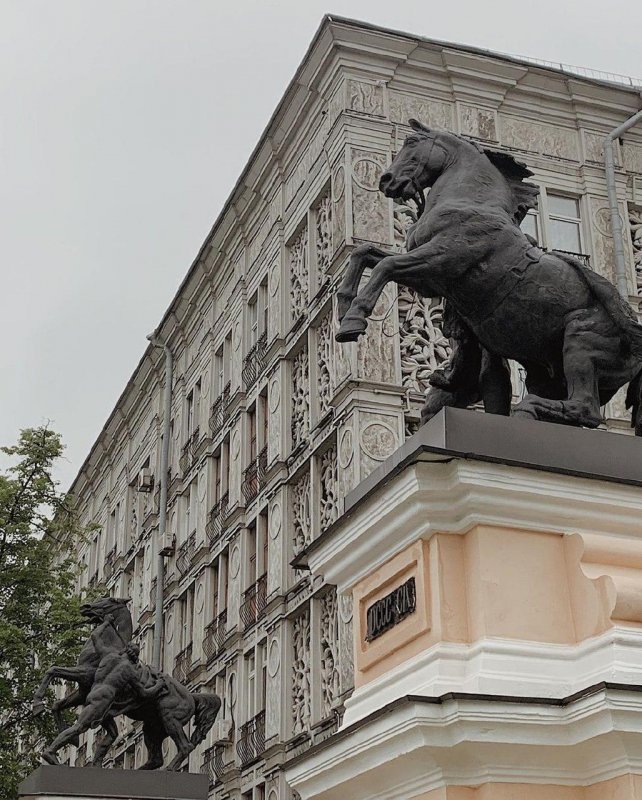 Клодт "Диоскуры, укрощающие коней"