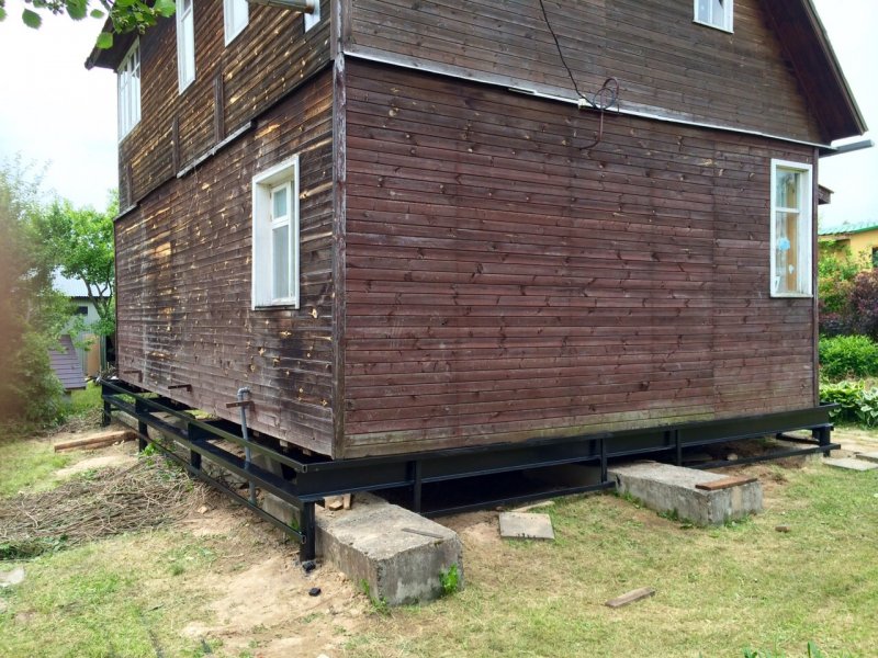 Старый дом на сваях