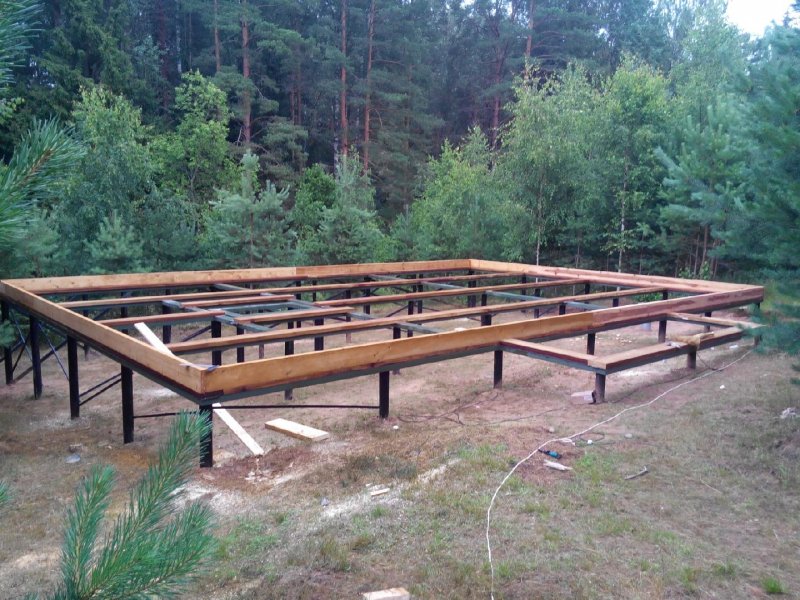Каркасный дом на винтовых сваях