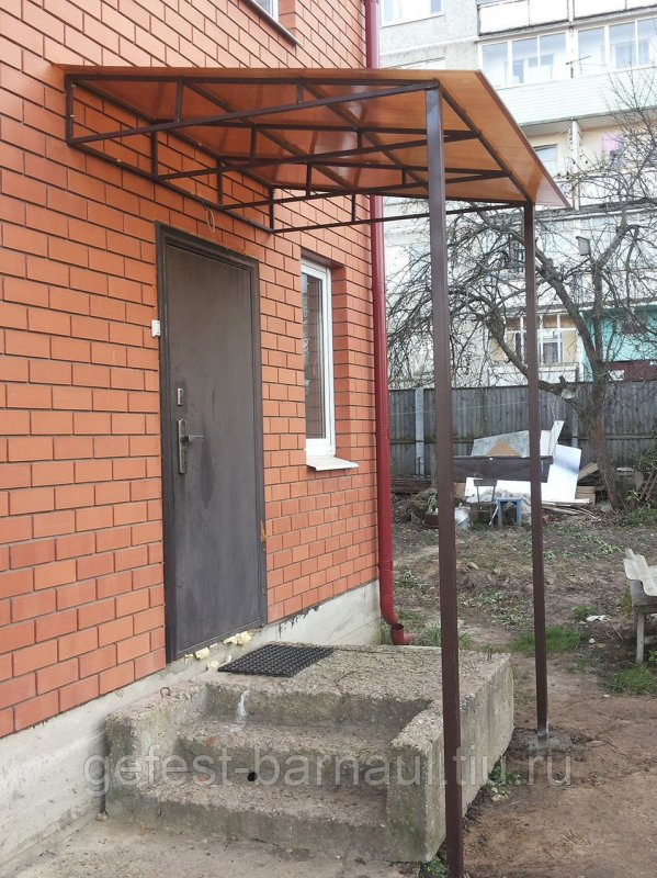 Навес над крыльцом частного дома своими