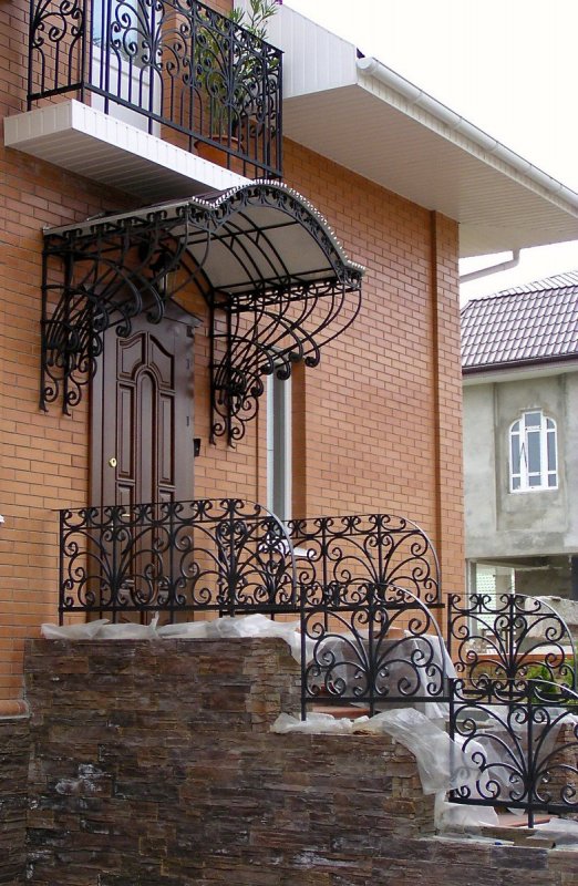 Кованые балконы с козырьком