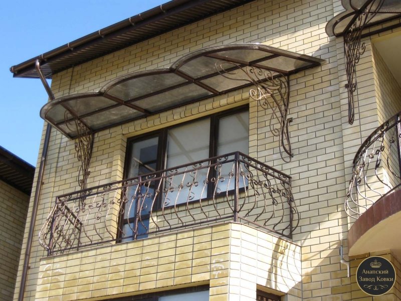 Прозрачный козырек над балконом