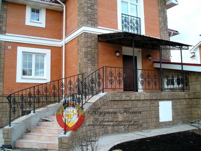 Крыльцо в частном доме с высоким цоколем