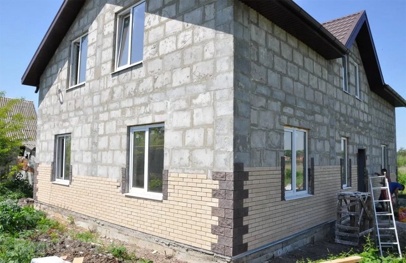 Отделка дома искусственным камнем