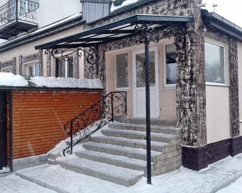 Крыльцо в частном доме с высоким цоколем