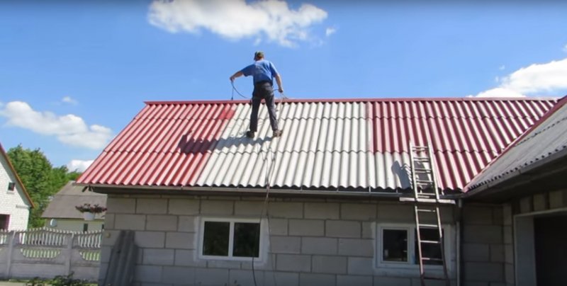 Красивый дом с шиферной крышей