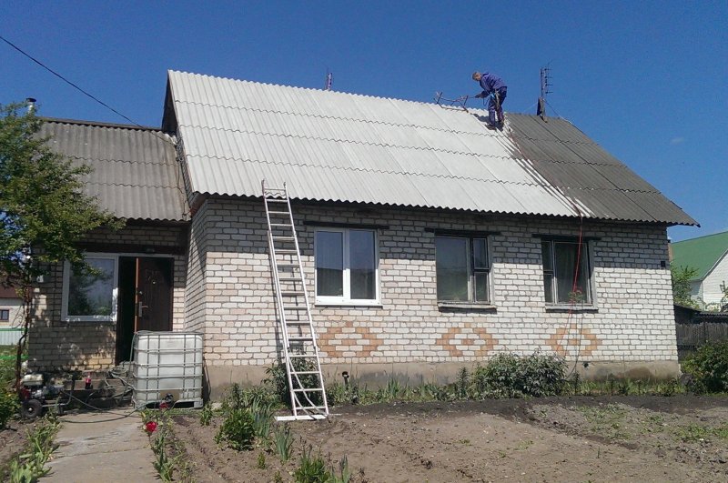 Кирпичный дом с шиферной крышей