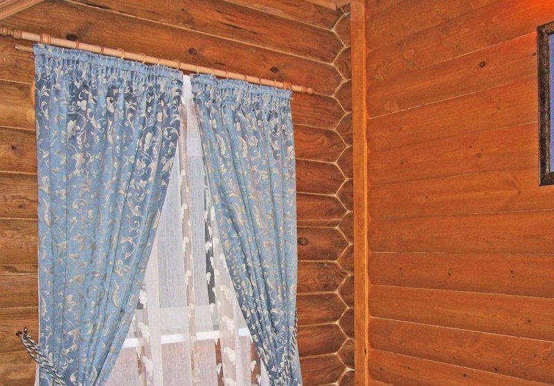 Шторы для маленьких окон в деревянном доме