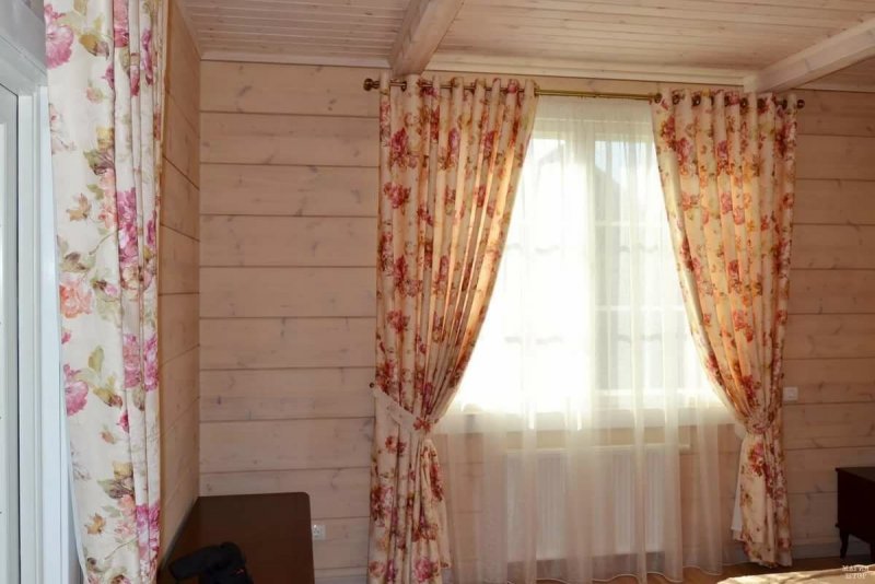 Шторы в деревянный деревенский дом