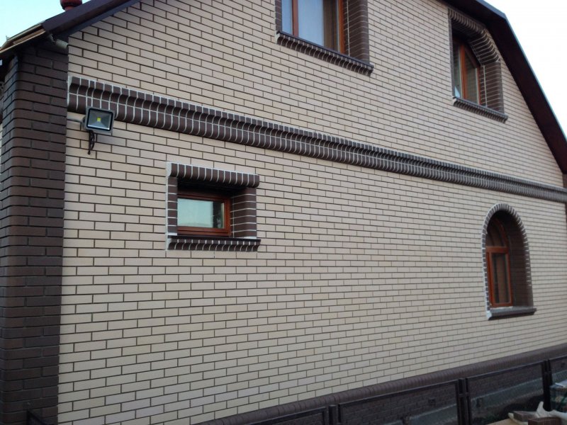 Белый кирпичный дом