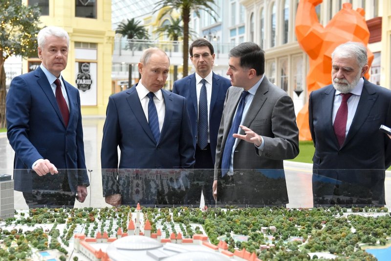 Мэр Москвы Собянин с цветами
