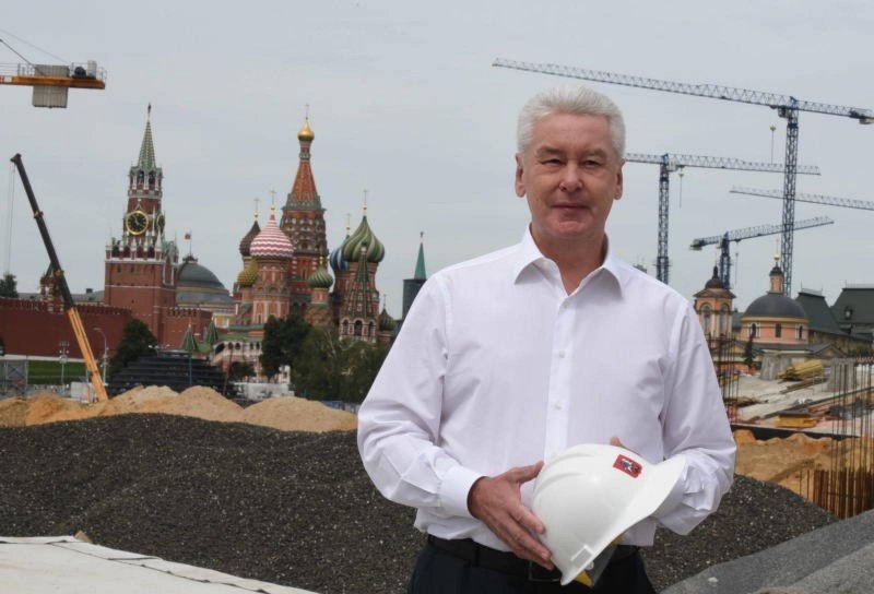 Собянин на фоне Москвы