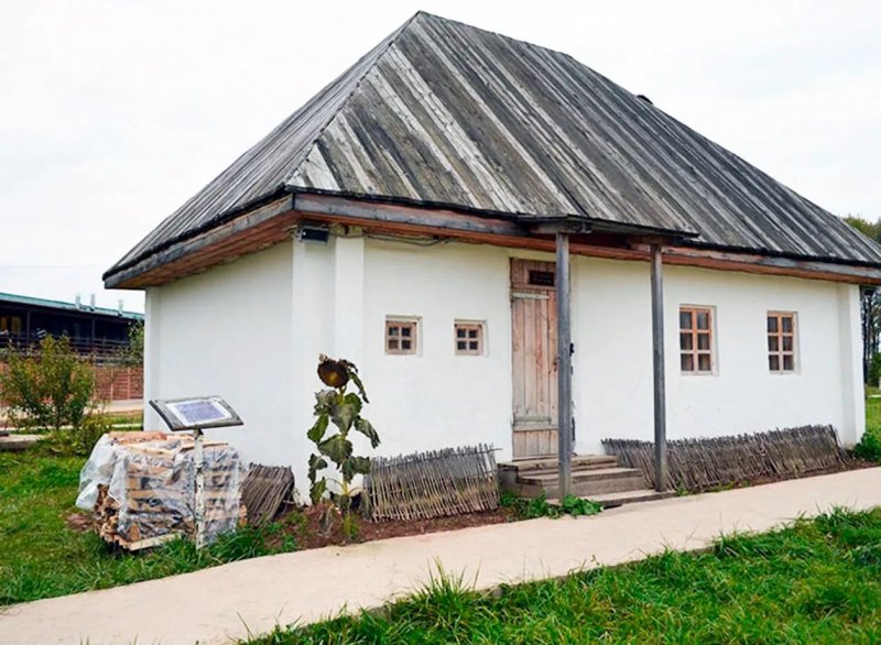 Четырехскатная крыша хаты