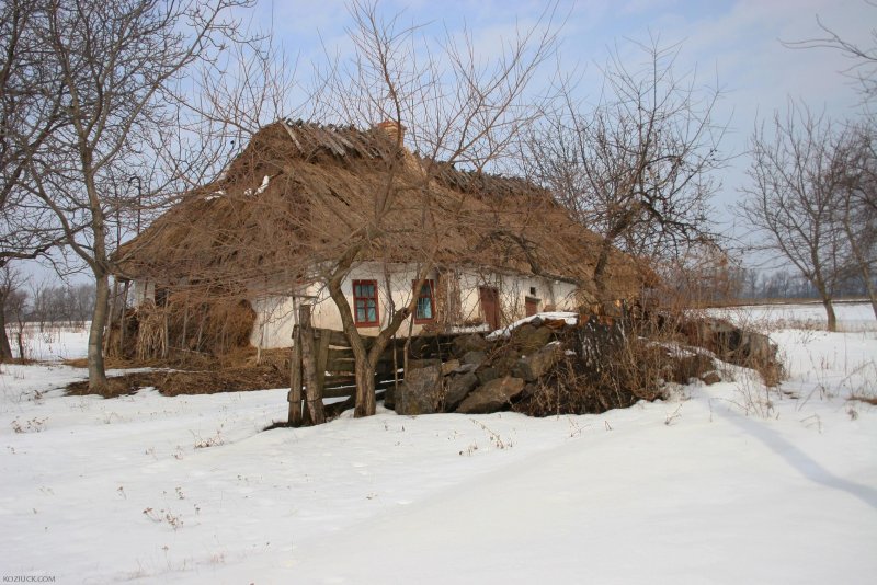 Хата под соломенной крышей