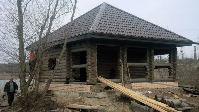 Вальмовая крыша на бревенчатой бане