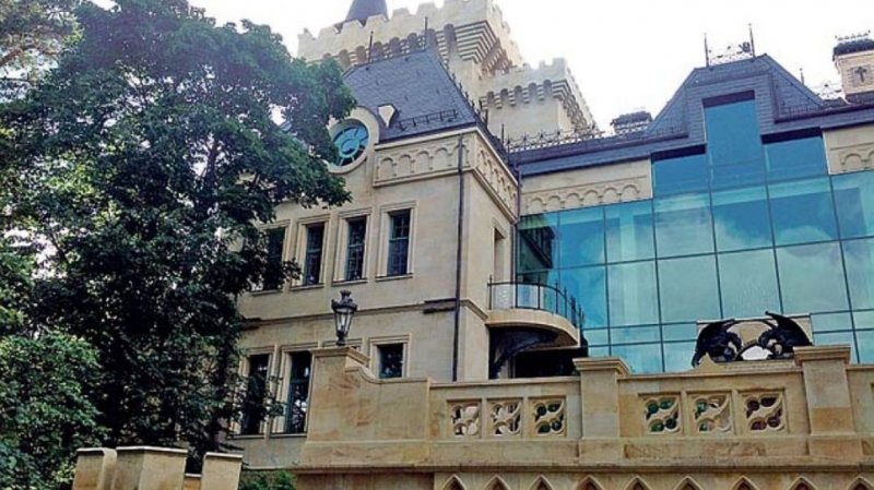 Замок Максима Галкина в деревне грязь