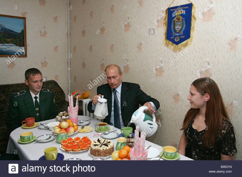 Путин один за столом