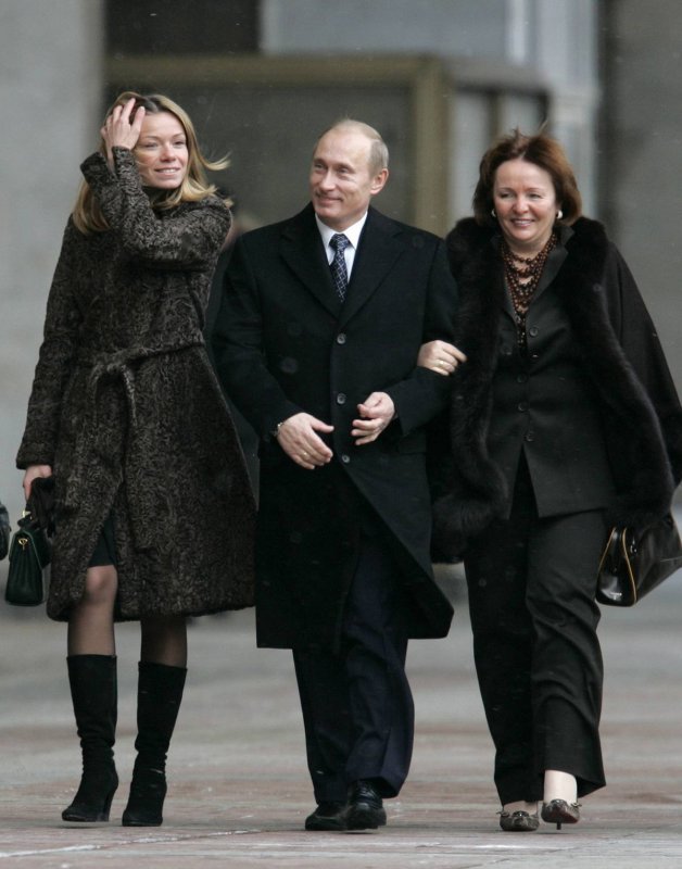 Путин дарит подарки детям