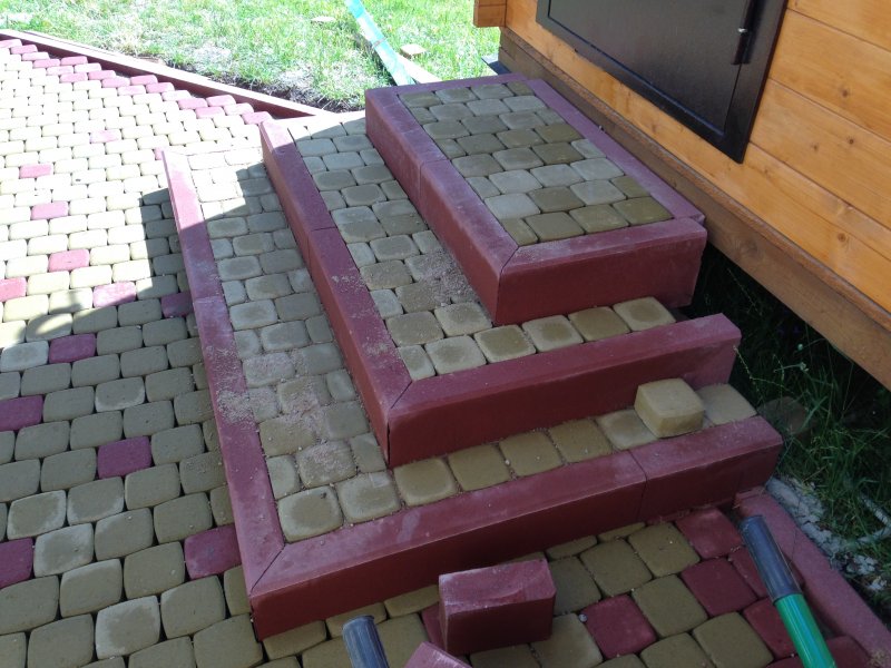 Ступеньки из тротуарной плитки и бордюра