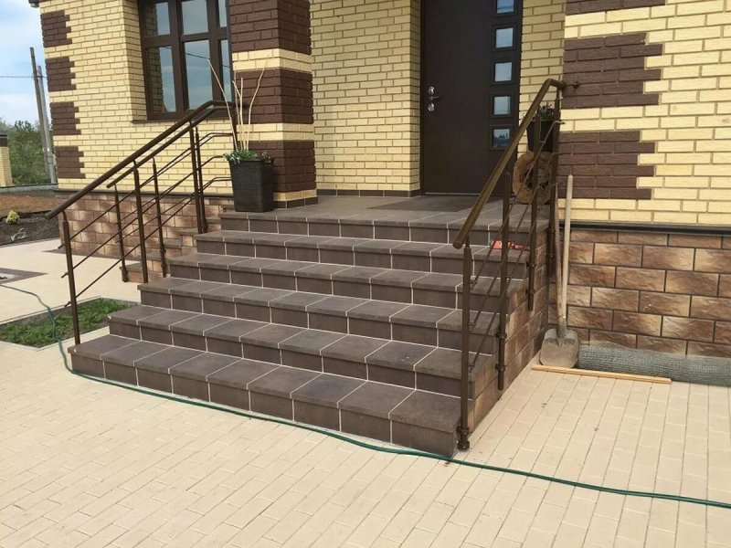 Тротуарная плитка перед крыльцом