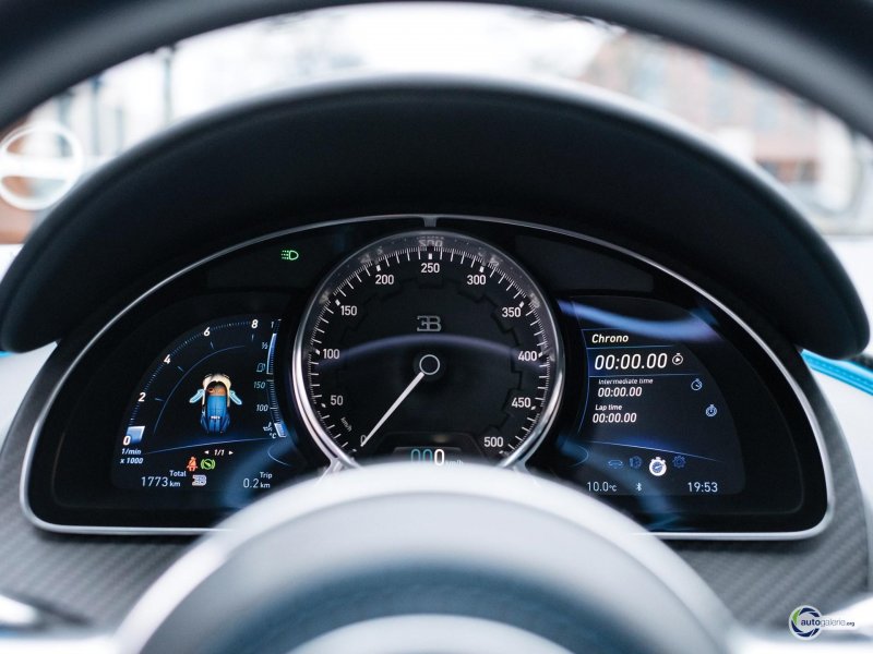 Bugatti Chiron спидометр