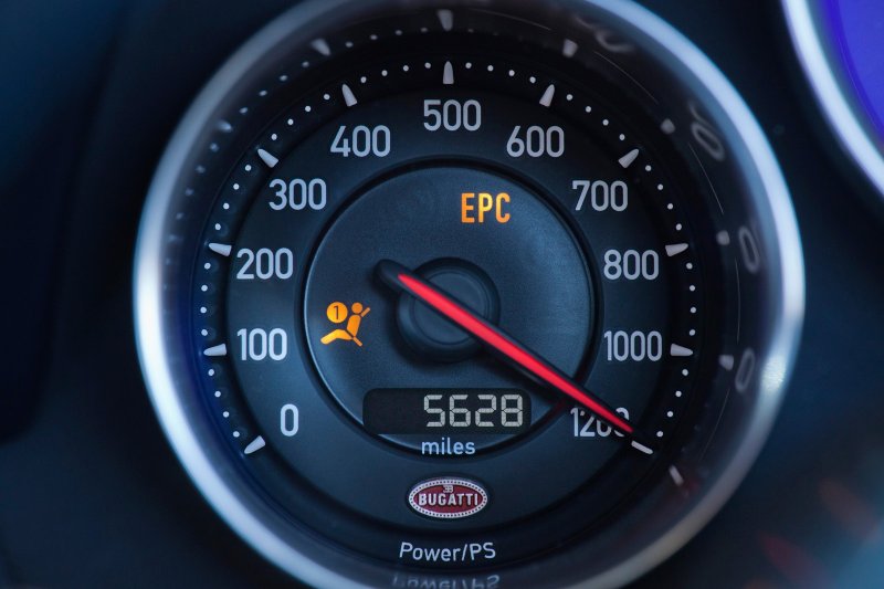 Bugatti Veyron тахометр