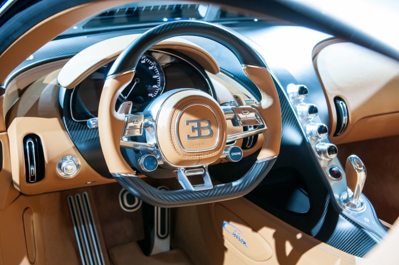 Bugatti Chiron вид сверху