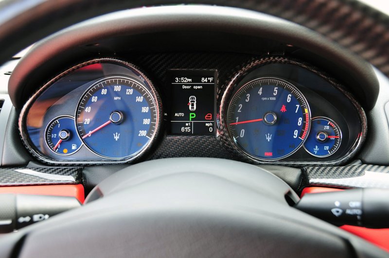 Maserati приборная панель