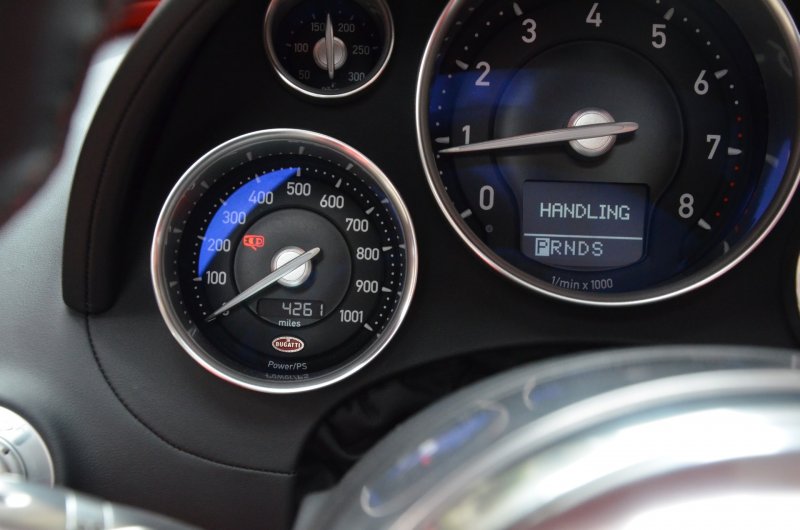 Bugatti Veyron салон спидометр