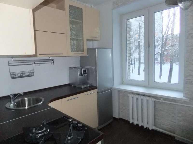 Маленькая кухня с холодильником у окна