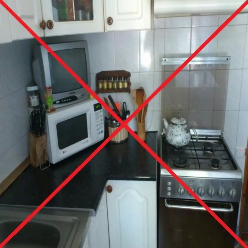 Микроволновка возле плиты