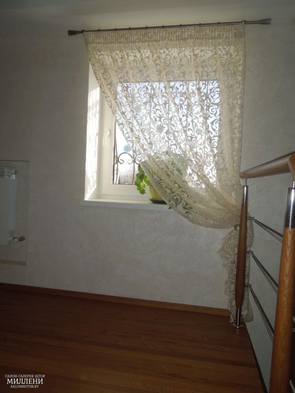 Тюль на лестничное окно